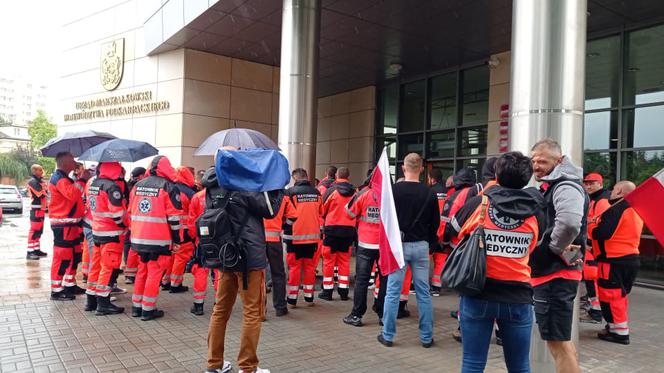 Podkarpackie: protest ratowników medycznych [ZDJĘCIA]