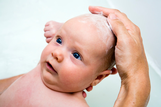 Kapiel niemowlecia mycie wlosow niemowlaka