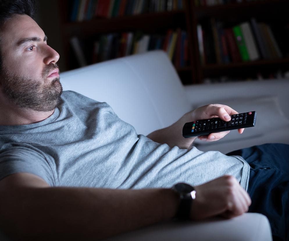 Oglądanie telewizji nie tylko pożera twój czas, ale też naraża cię na ból. Eksperci biją na alarm