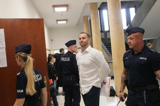 „Byłam obok, gdy tłukli Maćka”. Oskarżony o śmiertelne pobicie Maćka na Nowym Świecie z uśmiechem na twarzy słuchał zeznań świadków