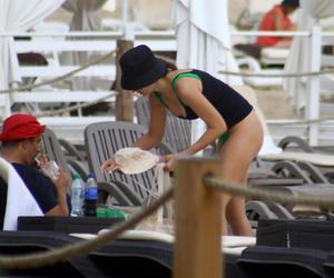 Michał Koterski na plaży z rodziną