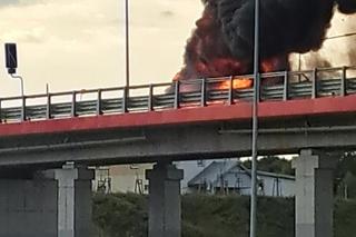 Czarne kłęby dymu nad Warszawą. Płonie dostawczak na ekspresówce 