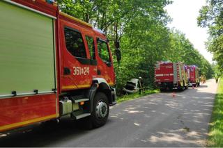 Brzeźnica. Kierowca białego bmw wpadł do rowu i uciekł do lasu