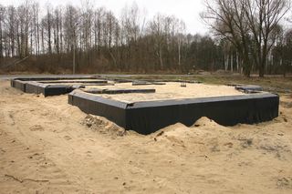 Izolacja fundamentów: Jak wykonać izolację przeciwwilgociową, przeciwwodną i cieplną
