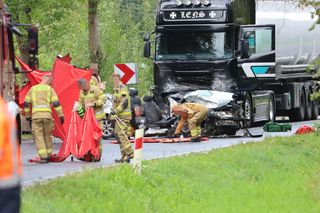 Samochód ciężarowy zderzył się z osobowym autem. Cztery osoby zginęły. Droga zablokowana
