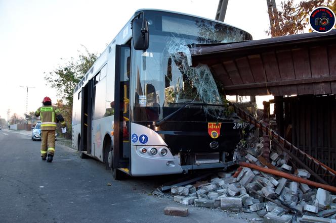 Autobus wjechał w posesję