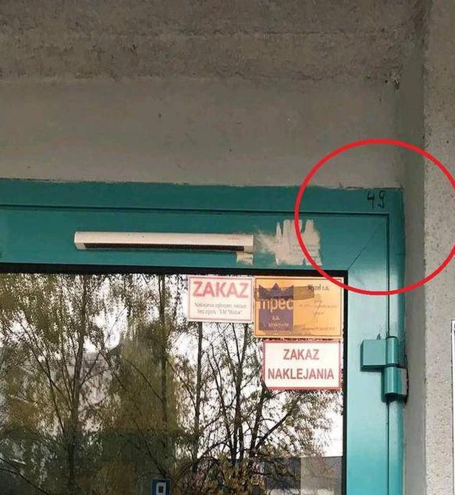 Oznaczenia włamywaczy na drzwiach do klatek na Osiedlu Widok w Krakowie