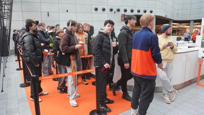 Tłumy na otwarciu Popeyes w Olsztynie. Rekordzista czekał w kolejce ponad 20 godzin