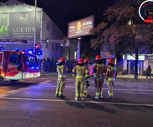  Warszawa: mężczyzna wszedł na billboard i groził że skoczy