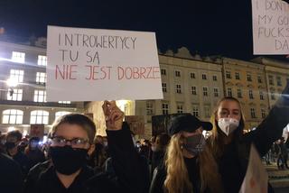 Kraków. Strajk Kobiet solidarny z represjonowanymi dziennikarzami 
