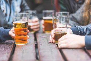 Polacy coraz częściej popadają w binge drinking. To groźny sposób picia