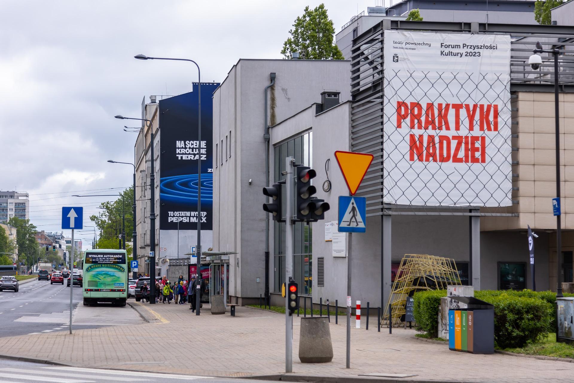 Teatr Powszechny w Warszawie (w tle budynek Pepsi, przeznaczony do rozbiórki) 
