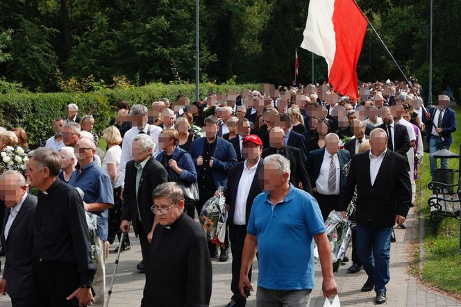 Tak wygląda grób matki Morawickiego, morze kwiatów
