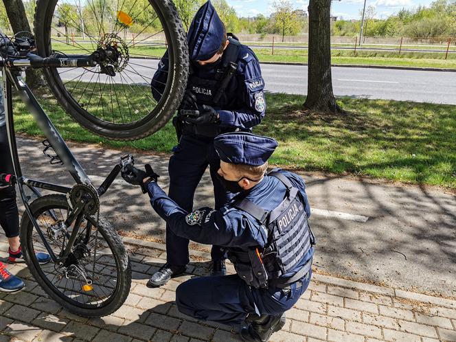 Policjanci kontrolują rowery w Białymstoku