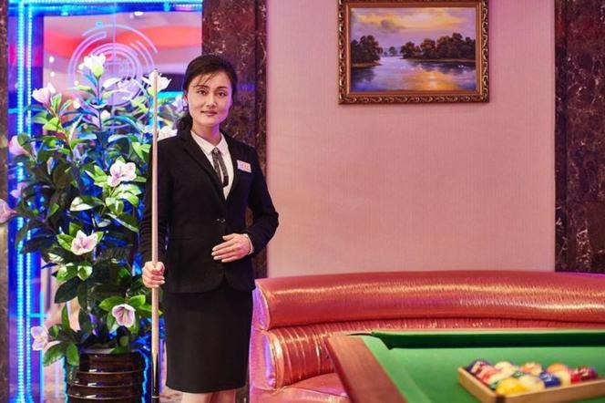 Kobieta we wnetrzu hotelu w Korei Północnej