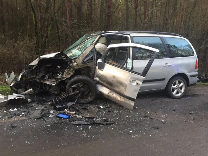 Wypadek w Ostromecku. 3 osoby przewiezione do szpitala w Bydgoszczy