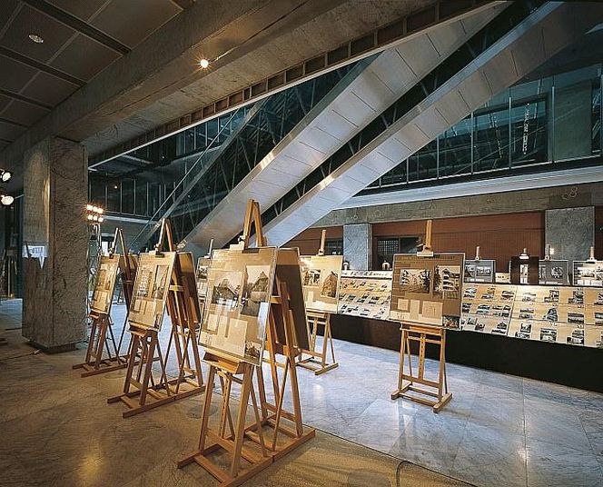 Wystawa pokonkursowa konkursu ŻYCIE W ARCHITEKTURZE 1989-1999. Projekt aranżacji wystawy: Jacek Oryl, Aneta Błażej