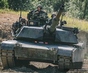 Czołgi Abrams strzelają na poligonie