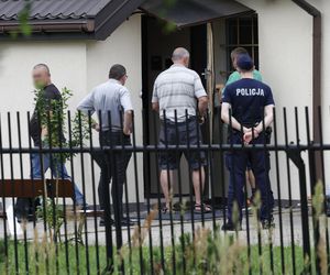 Zbrodnia pod Grójcem. Ksiądz przyznał się do zabójstwa. Policja przeszukała plebanię [ZDJĘCIA]. Kontener: Warszawa