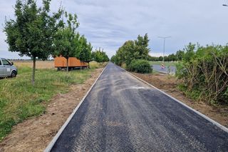 ​Na nowej ścieżce rowerowej w Lesznie już kładą asfalt [ZDJĘCIA]
