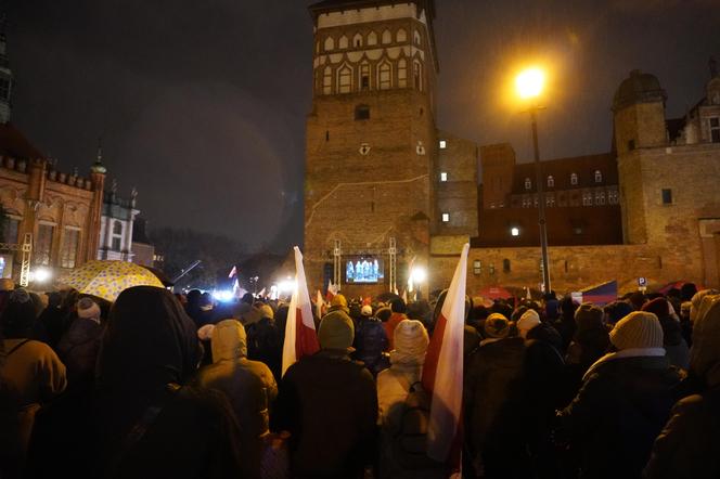 Światełko dla Pawła Adamowicza. Tłumy na wiecu w Gdańsku 