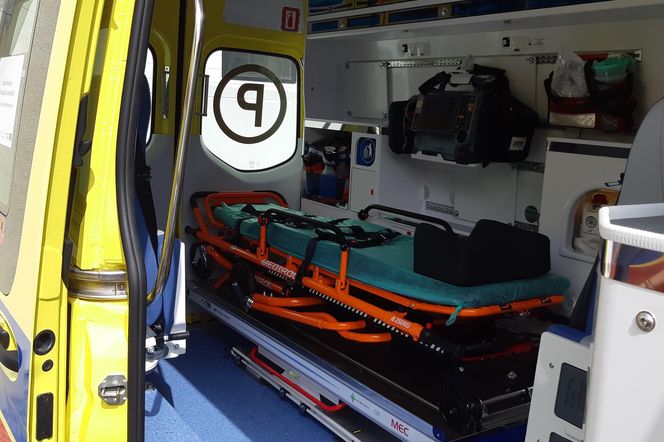 Dziecko potrącone na pasach trafiło do szpitala. W chłopca uderzył autobus