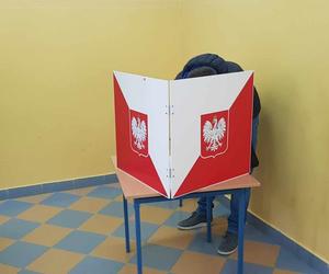 Tak wyglądają wybory w Olsztynie. Mieszkańcy poszli oddać swoje głosy [ZDJĘCIA]