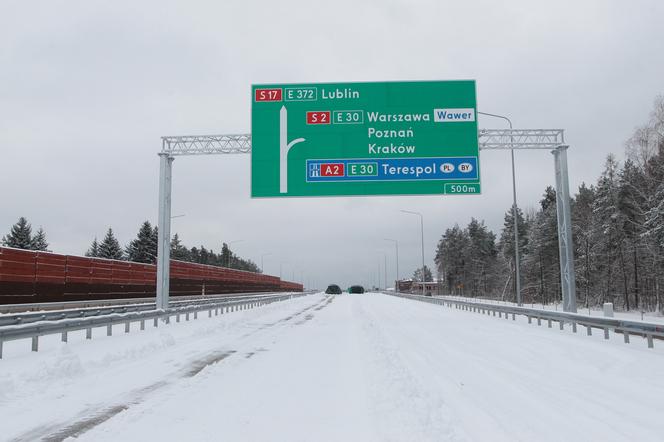 Jeszcze nie otworzyli, a już jest zepsuty. Asfalt na nowym odcinku S17 jest popękany, będzie opóźnienie