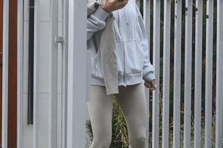 Małgorzata Rozenek-Majdan blokuje ruch, żeby wejść do sklepu