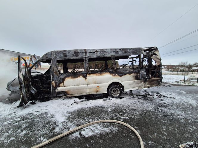 Bus spłonął doszczętnie pod Tarnowem. Podróżowało nim 25 osób