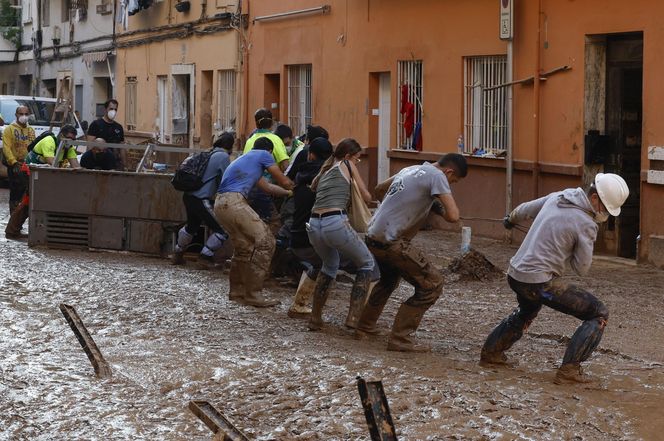 Powódź wyrwała dzieci z objęć ojca! Dramatyczne relacje z Hiszpanii