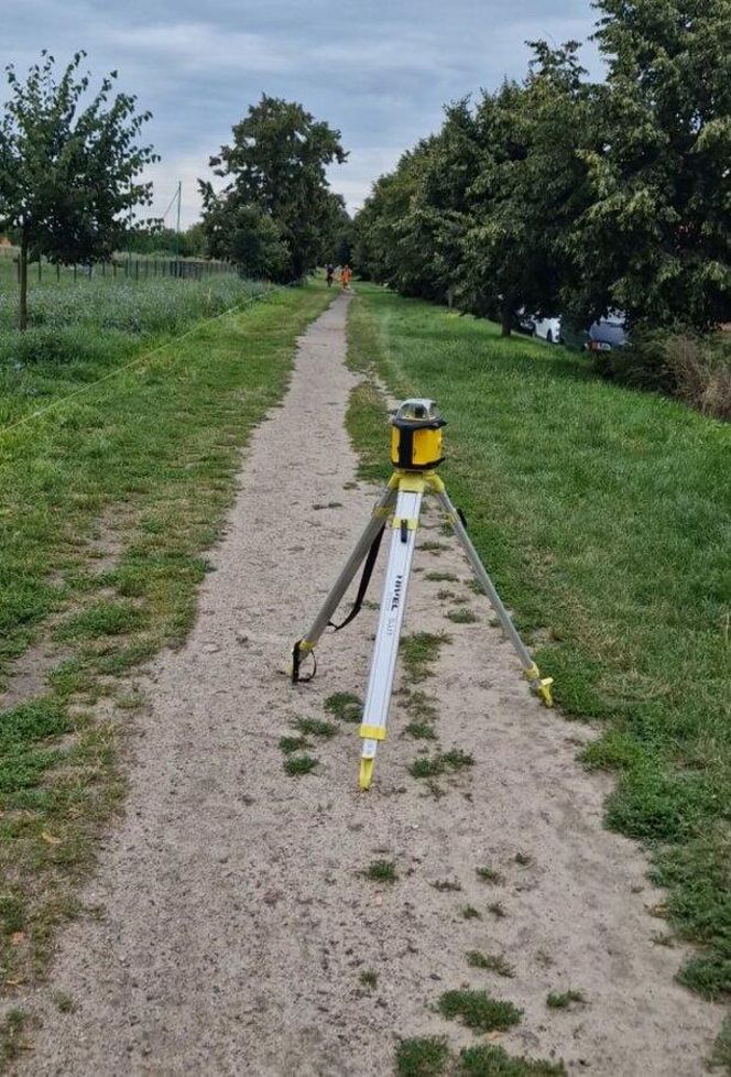 ​Na nowej ścieżce rowerowej w Lesznie już kładą asfalt [ZDJĘCIA]