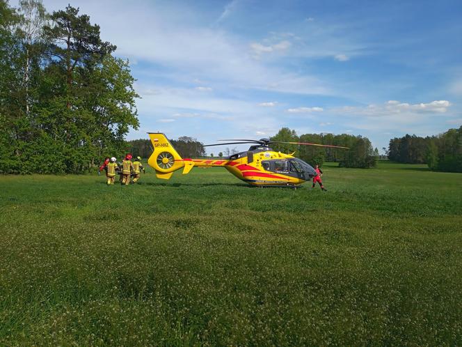 Rannego motocyklistę przetransportowano do szpitala helikopterem Lotniczego Pogotowia Ratunkowego