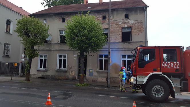 Pożar w kamienicy przy ul. Sikorskiego w Grudziądzu. Strażacy sprawdzają opuszczony budynek [ZDJĘCIA]