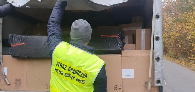 Pościg jak z filmu, padł strzał! Pojazd wypełniony był nielegalnymi papierosami z Białorusi 