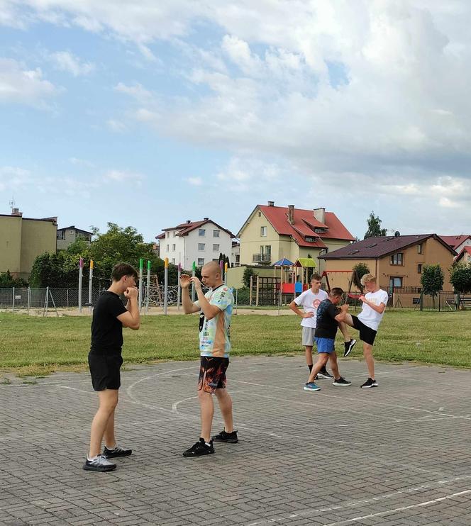 Karatecy ze Skarżyska-Kamiennej na letnim obozie we Władysławowie