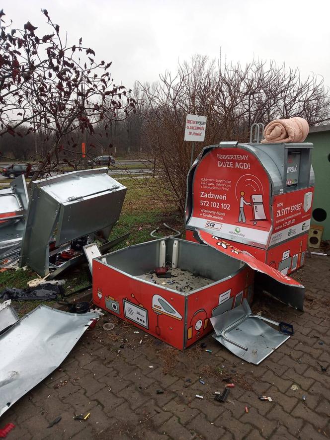 Zniszczone pojemniki na elektrośmieci