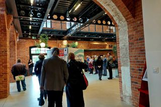 Tę wystawę współtworzyły osoby z niepełnosprawnościami. Można zobaczyć film, jak osobie na wózku trudno się na nią dostać 