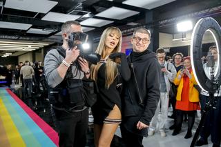 Bestsellery Empiku. Doda kusi dekoltem, Opozda nogą