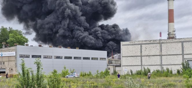 Pożar składowiska opon w Toruniu. Dym widoczny z daleka
