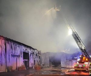 Potężny pożar parku trampolin we Włocławku