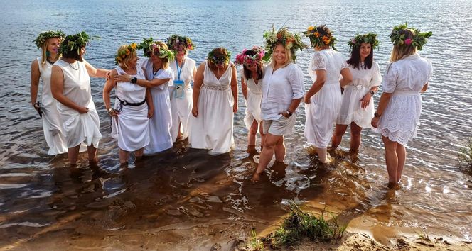 Wyjątkowe „Morsowe Wianki” ekipy "Mors Może Więcej" nad zalewem w Wąchocku. Było magicznie