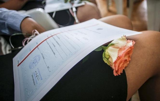 Czy WF i religia wlicza się do średniej i ma wpływ na czerwony pasek na świadectwie?