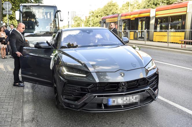 Królikowski i Opozda przyjechali na ślub zjawiskowym Lamborghini