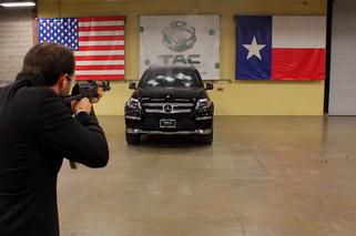 Opancerzony Mercedes GL pod ostrzałem z AK-47 – WIDEO