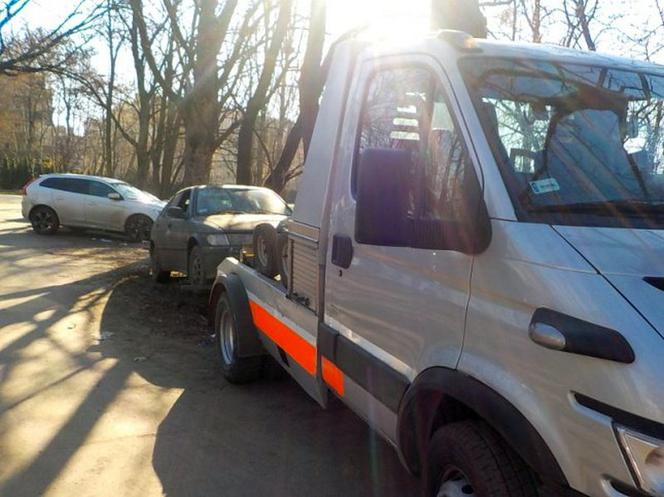 Wraki samochodów zalewają Warszawę