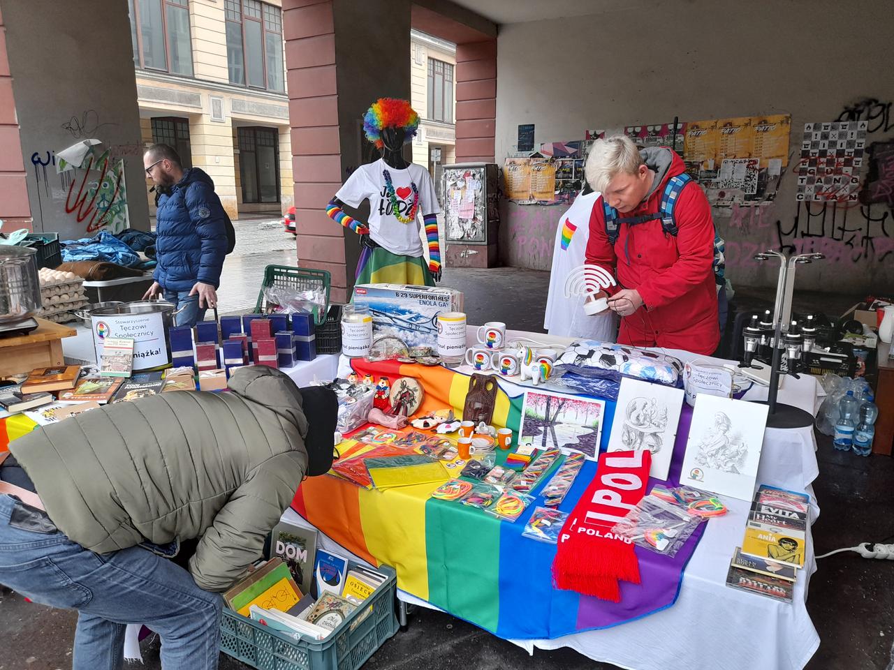 Gorący posiłek i zimowe ubrania dla potrzebujących na Pietrynie 