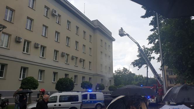 Alarm w komendzie wojewódzkiej policji w Białymstoku. Ewakuowano cały budynek [ZDJĘCIA]