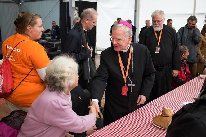 Abp. Marek Jędraszewski odwiedził namiot Caritas dla uchodźców