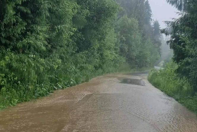 Nawałnice w Małopolsce. Intensywne burze i ulewne deszcze spowodowały podtopienia i wzrost poziomu wód w rzekach